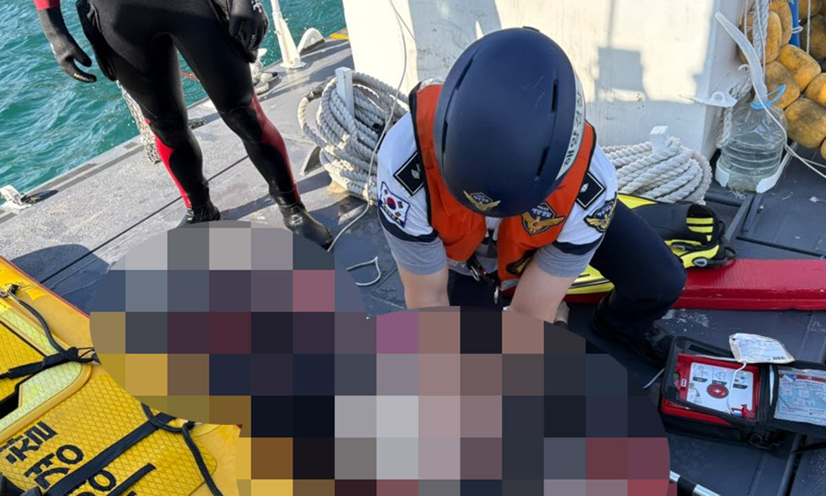 해경이 부산 영도 앞바다에 떠있던 50대 남성을 구조해 심폐소생술을 실시하고 있다. (사진=부산해양경찰서)