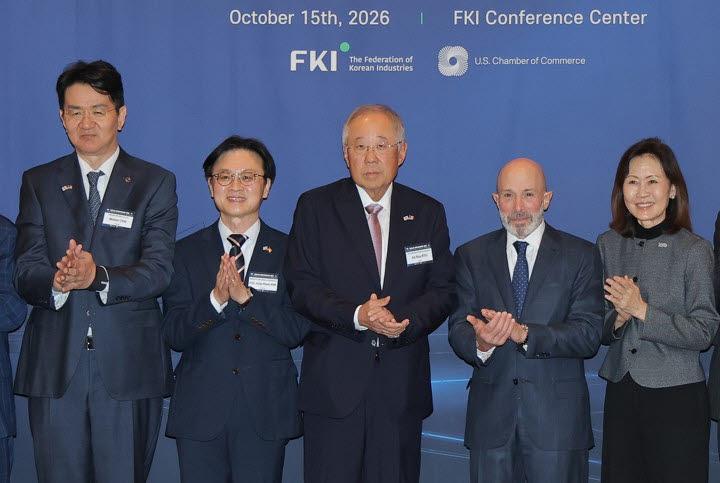 15일 서울 여의도 FKI타워 컨퍼런스센터에서 열린 제36차 한미재계회의에서 조원태 한진그룹 회장(왼쪽부터), 김정관 산업통상부 장관, 류진 한경협 회장, 에반 그린버그 미한재계회의 위원장, 미셸 스틸 주한미국대사가 참석해 기념촬영을 하고 있다. (사진 = 연합뉴스)