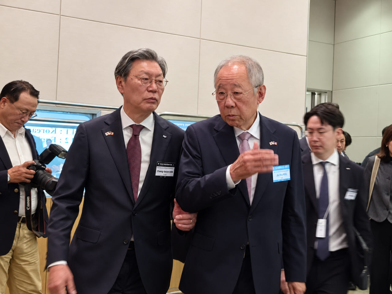 류진 한국경제인협회 회장(오른쪽)이 15일 서울 여의도 FKI타워에서 열린 ‘제36차 한미재계회의 총회’에서 김창범 한국경제인협회 상근부회장과 대화를 나누고 있다. (사진=송재민 기자)