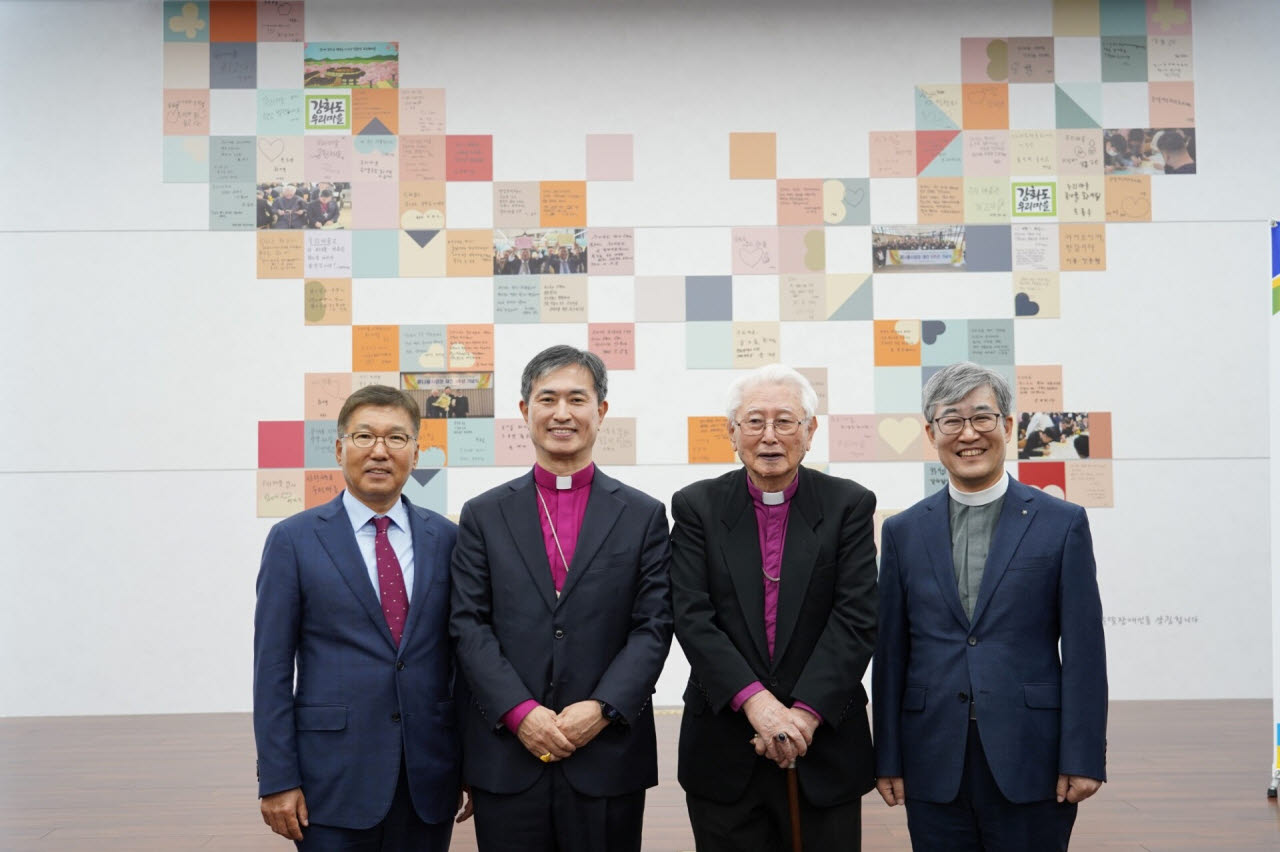 14일 인천 ‘강화도우리마을’에서 열린 상생 협력 15주년 기념행사를 마치고 (왼쪽부터)이우봉 풀무원 총괄 CEO와 김장환 주교, 김성수 대주교, 우리마을 총괄원장 최수재 신부가 우리마을 근로인들의 희망 메시지가 적힌 ‘나비 아트월’ 앞에서 기념 촬영하고 있다. (사진=풀무원)