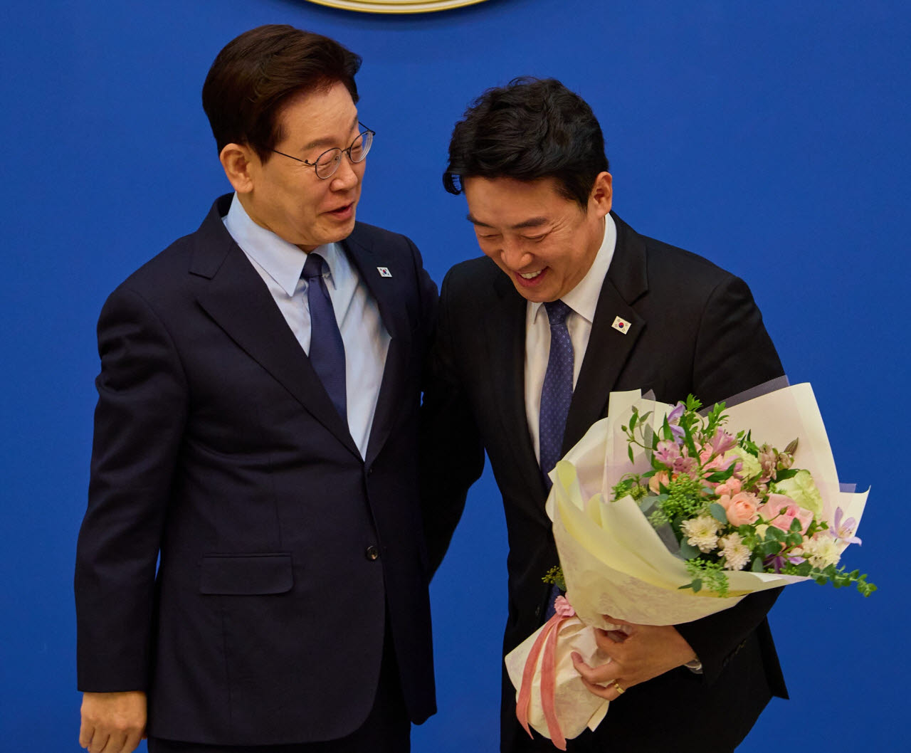 이재명 대통령이 15일 청와대에서 강훈식 전 비서실장에게 공로패를 전달한 뒤 포옹하고 있다.(사진=청와대 제공, 연합뉴스)