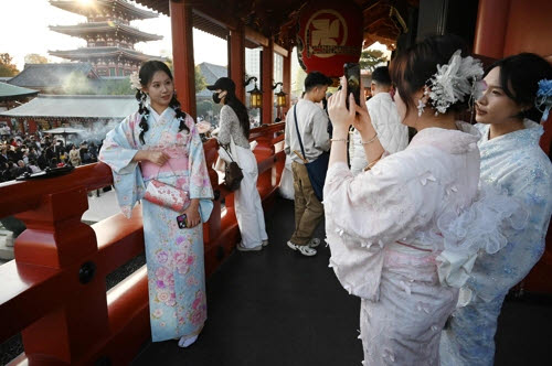 일본을 여행 중인 중국인 관광객(사진=AFP)