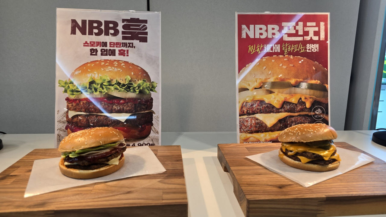 노브랜드 버거의 3세대 대표 메뉴‘NBB 훅(Hooked)’과 ‘NBB 펀치(Puncheese)’(사진=김지우 기자)