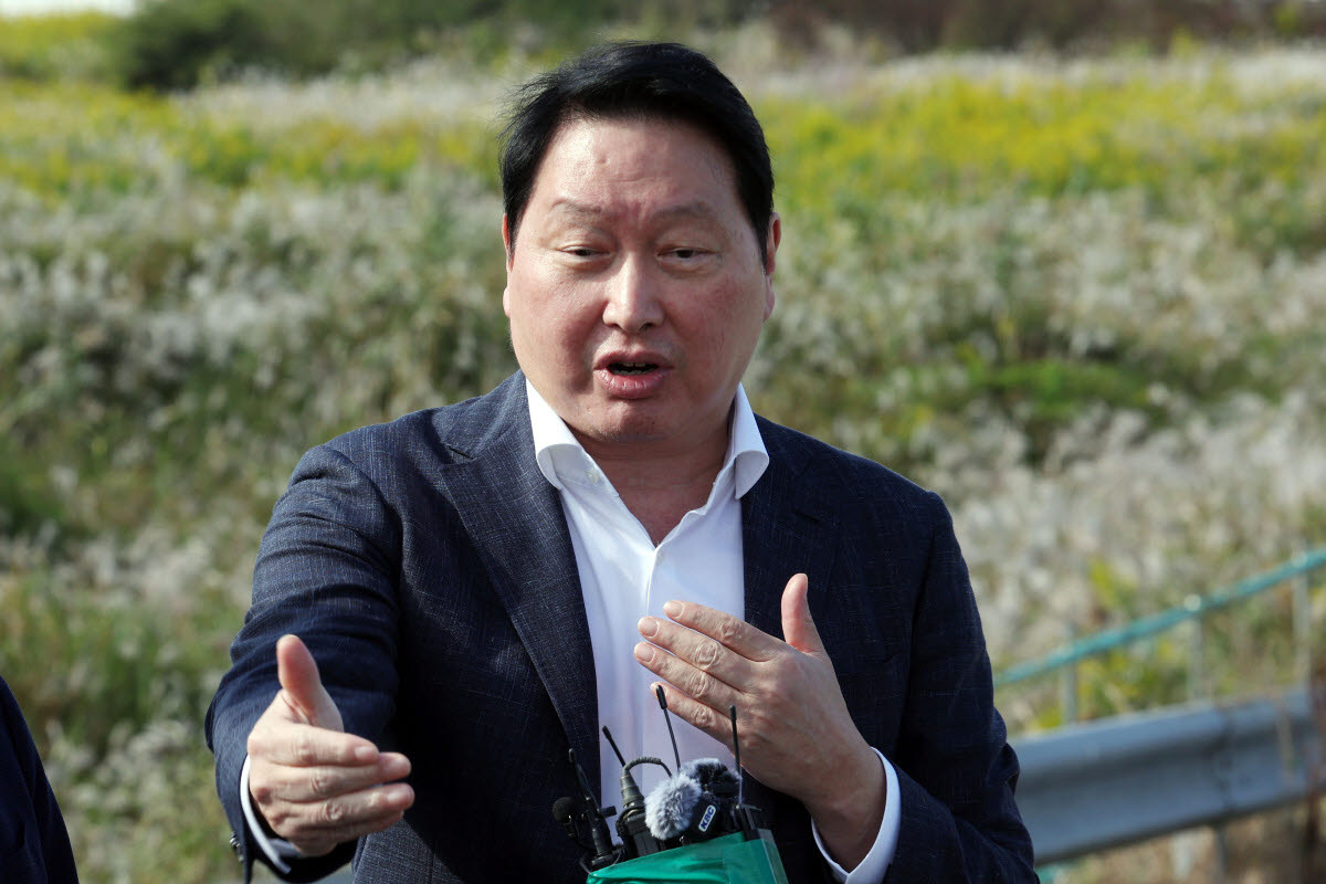 최태원 SK하이닉스 회장이 지난 9일 오후 반도체 산단이 들어설 전남광주 서구 군공항 부지에서 현장 방문을 마친 뒤 기자들의 질문에 답하고 있다. (사진=연합뉴스)