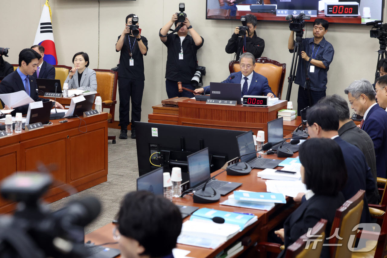 송기헌 과방위원장이 12일 서울 여의도 국회 과학기술정보방송통신위원회에서 열린 방송미디어통신위원회 등에 대한 국정감사에서 의사봉을 두드리고 있다. 사진=뉴스1
