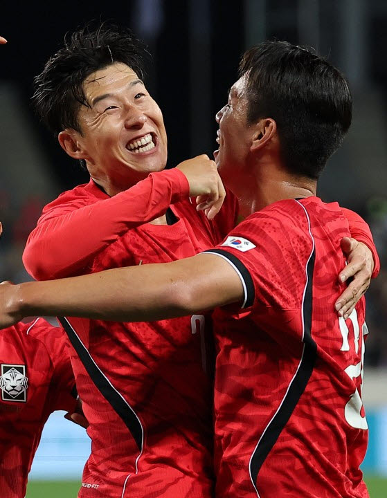 6일 용인미르스타디움에서 열린 축구 국가대표팀 평가전 대한민국과 우즈베키스탄의 경기. 후반전 한국 오세훈이 팀 두번째 골을 넣은 뒤 손흥민의 축하를 받으며 기뻐하고 있다. 사진=연합뉴스