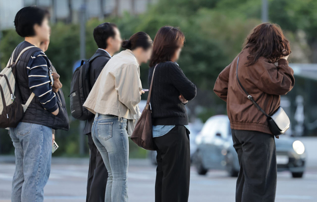전국적으로 쌀쌀한 아침 날씨를 보이는 지난 6일 서울 종로구 광화문광장에서 시민들이 발걸음을 재촉하고 있다. (사진=연합뉴스)