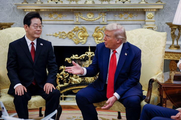 지난해 8월 미국 워싱턴 DC 백악관에서 만나 대화 중인 이재명 대통령과 도널드 트럼프 미국 대통령. (사진=로이터·연합뉴스)