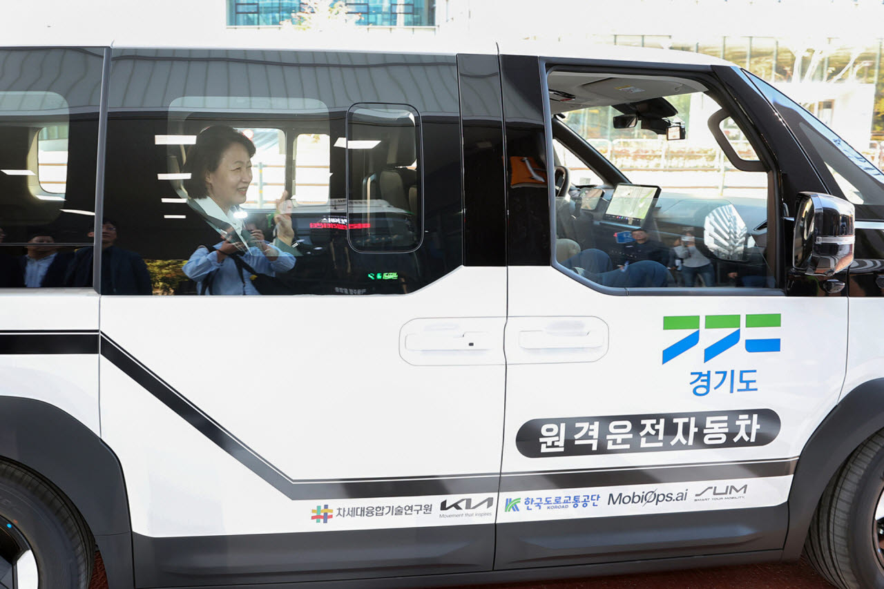 추미애 경기도지사가 지난 8일 성남 판교에서 원격 주행 자동차를 시승하고 있다.(사진=경기도)