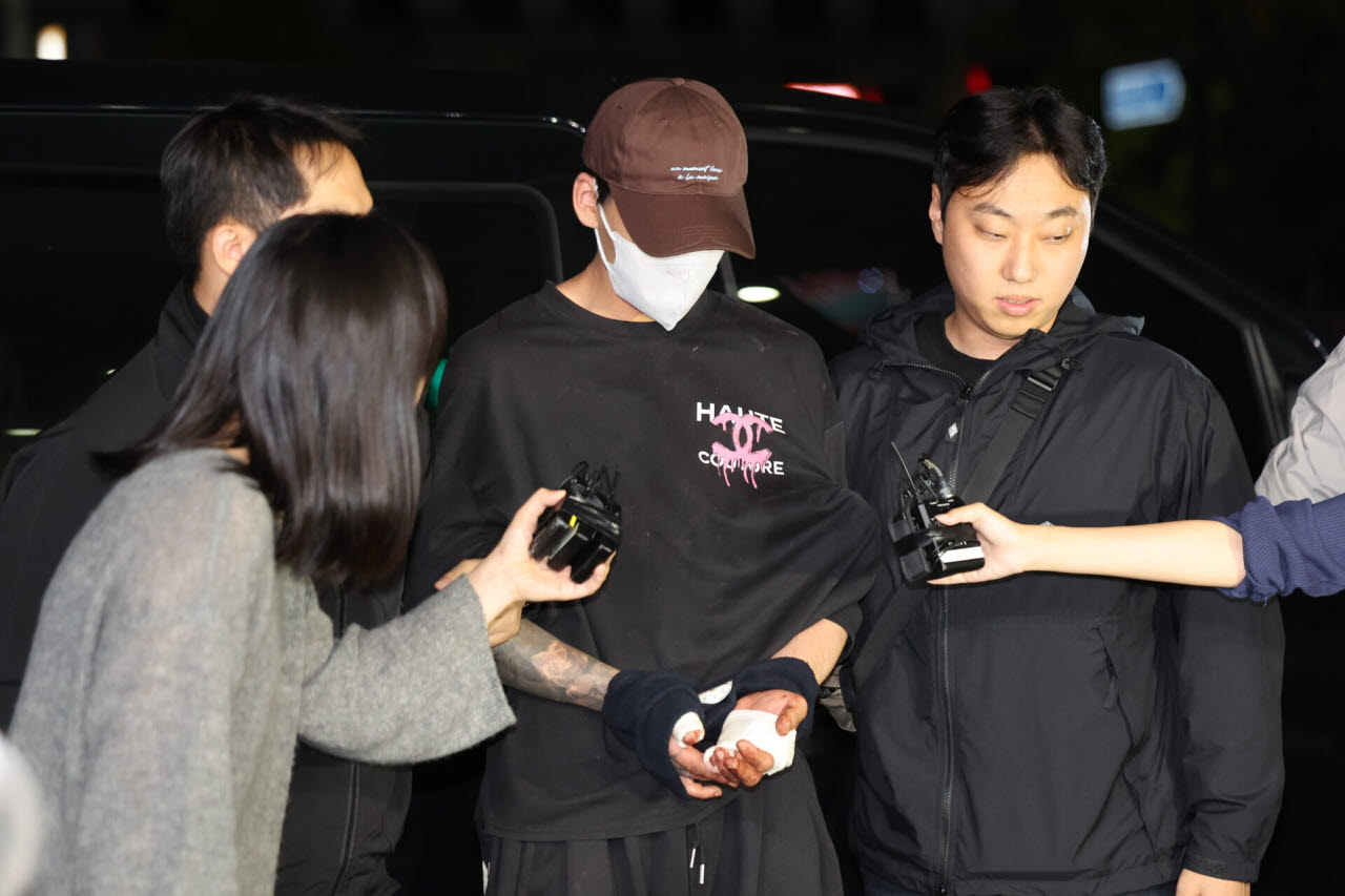 이혼 소송 중 장모를 살해하고 아내를 차량에 태워 도주한 혐의를 받는 20대 남성이 지난 11일 서울 송파경찰서로 압송되고 있다. (사진=뉴시스)