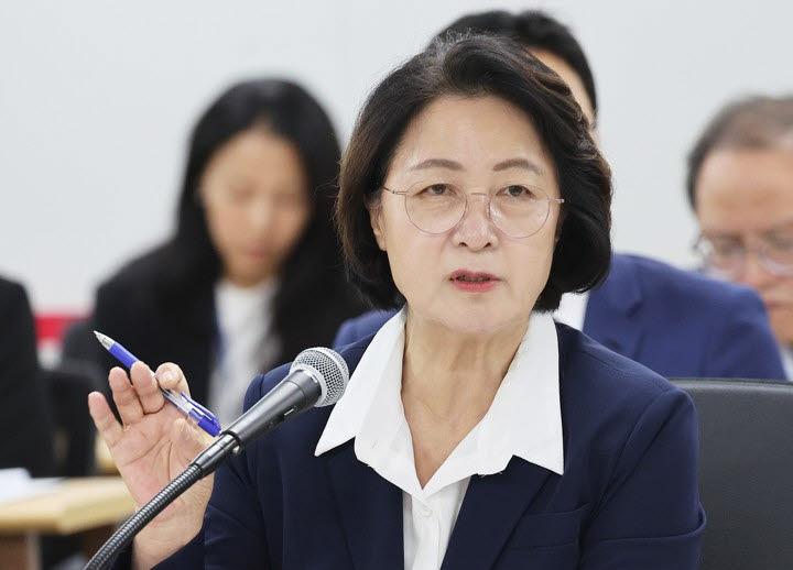 지난 13일 경기도 수원시 영통구 경기도청에서 열린 국회 행정안전위원회의 경기도에 대한 국정감사에서 추미애 경기도지사가 위원 질의에 답변하고 있다.(사진=연합뉴스)