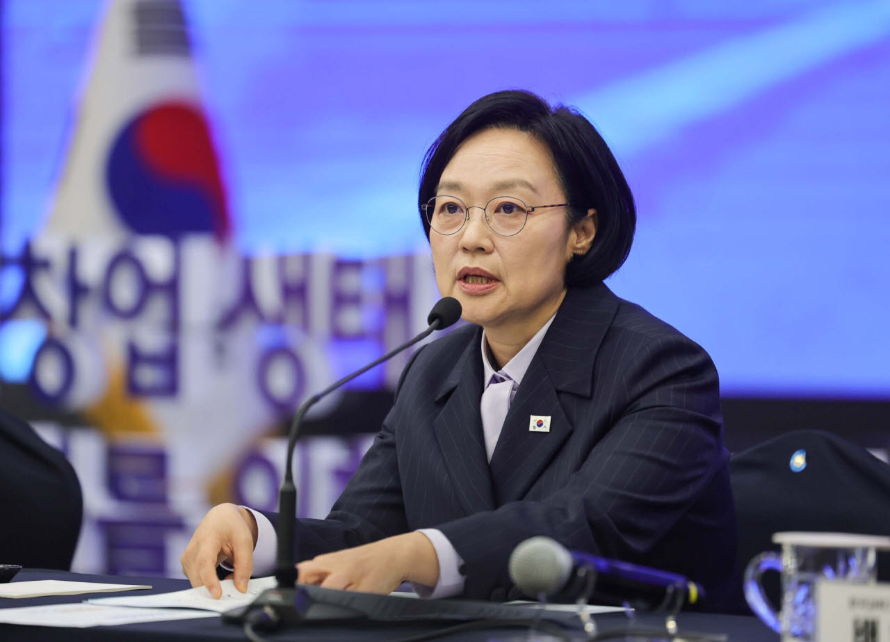한성숙 국무총리가 15일 대전시 한국전자통신연구원 국제회의장에서 이소영 중소벤처기업부 장관 등이 참석한 가운데 열린 지역 창업생태계 활성화 대토론회에서 모두발언을 하고 있다. (사진=연합뉴스)