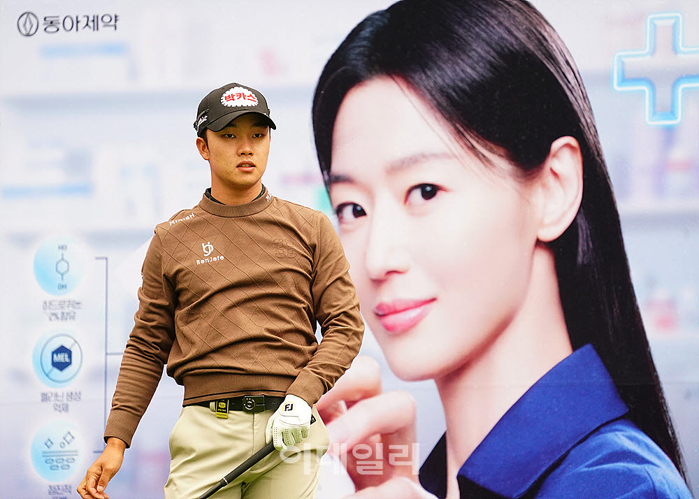 [포토] 송민혁, 전지현이 보고 있다