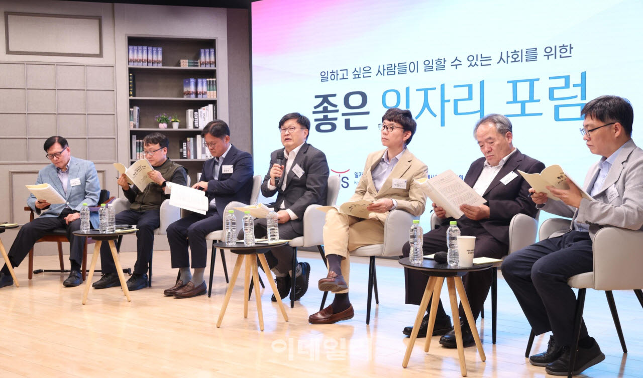 2026 좋은 일자리 포럼이 15일 서울 중구 통일로 KG타워 하모니홀에서 ‘AI시대 고용·노동정책 방향과 과제’를 주제로 열렸다. 이채필(왼쪽부터) 일자리연대 명예대표를 좌장으로 유정엽 한국노동조합총연맹 정책1본부장, 황용연 한국경영자총협회 이사, 이지만 연세대 경영대학 교수, 박철성 한양대 경제금융대학 교수, 김영문 전북대 명예교수, 이정민 서울대 경제학부 교수가 지정토론을 하고 있다.(사진=이데일리 노진환 기자)