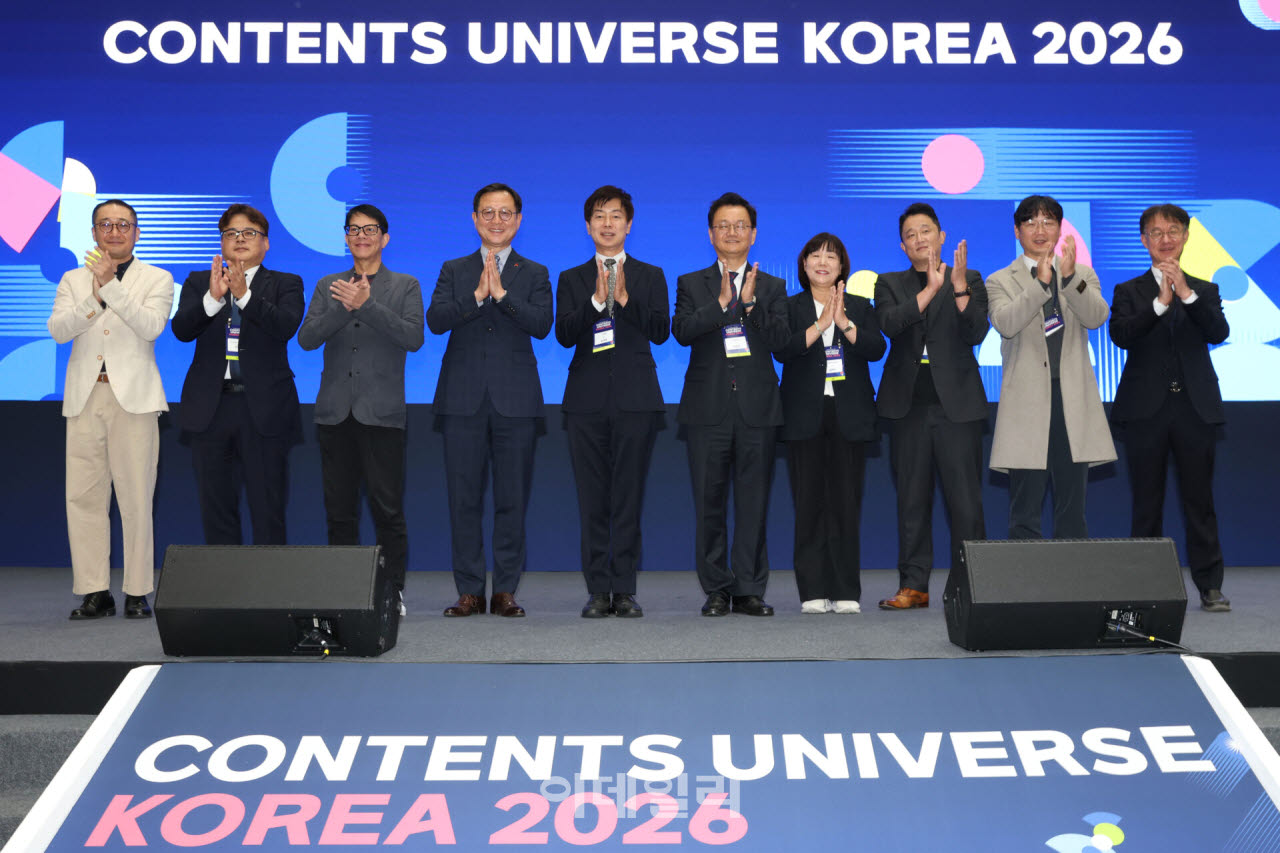 [이데일리 이영훈 기자] 민경선 고양시장, 김미수 고양시의회 의장, 고규대 이데일리 상무 등이 16일 경기도 고양시 고양꽃전시관에서 열린 '2026 콘텐츠유니버스 코리아'에서 기념촬영을 하고 있다. ‘무한 확장하는 콘텐츠 이코노미’를 주제로 열린 '2026 콘텐츠유니버스 코리아'는 하나의 콘텐츠가 IP(지식재산권)와 팬덤을 거쳐 다양한 산업과 시장으로 확장되는 변화와 흐름, 새로운 비즈니스 가능성을 한자리에서 살펴볼 수 있는 자리로 마련됐다.
