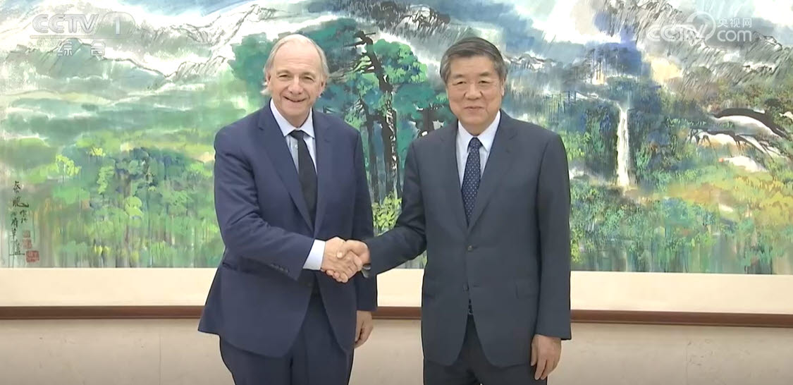지난 14일 중국 베이징에서 허리펑(오른쪽) 중국 국무원 부총리와 레이 달리오 브리지워터 어소시에이츠 창업자가 만나 인사하고 있다. (사진=중국 국무원)
