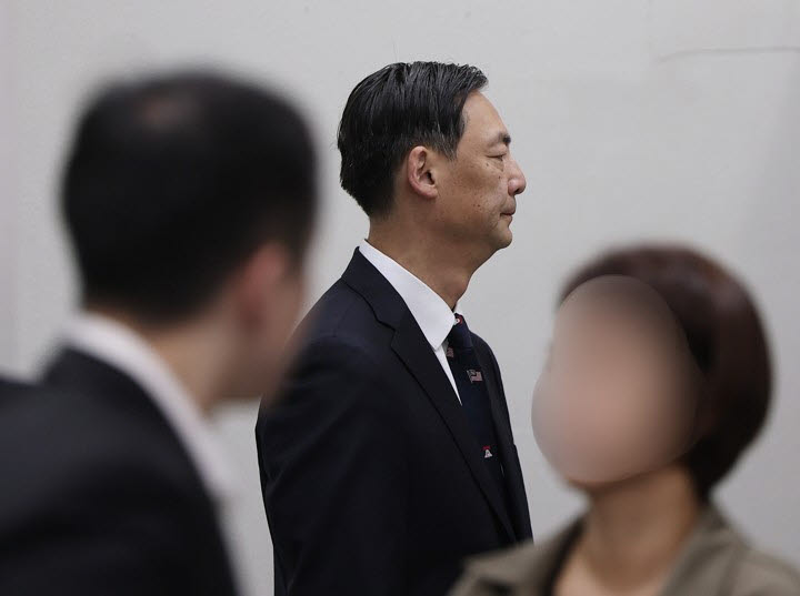 이재명 대통령 명예훼손 혐의를 받는 모스 탄(한국명 단현명) 전 리버티대 교수가 16일 서울 서초구 서울중앙지법에서 열린 1심 첫 공판에 출석하고 있다. (사진= 연합뉴스)