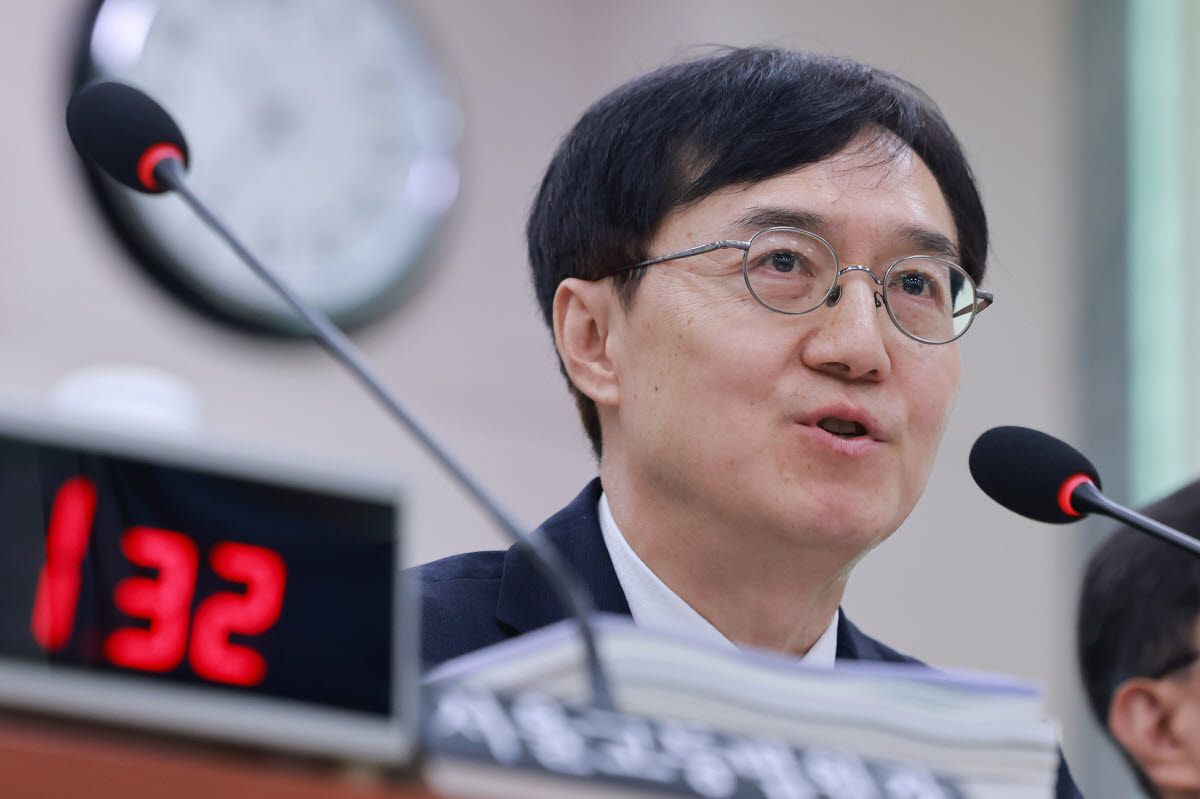 오민석 서울중앙지방법원장이 16일 국회 법제사법위원회에서 열린 서울고등법원, 서울중앙지방법원 등에 대한 국정감사에서 법사위원 질의에 답하고 있다.(사진=연합뉴스)