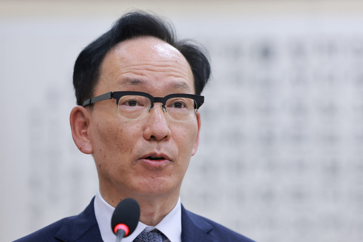 김대웅 서울고등법원장이 16일 국회 법제사법위원회에서 열린 서울고등법원, 서울중앙지방법원 등에 대한 국정감사에서 인사말과 업무보고하고 있다. (사진=연합뉴스)