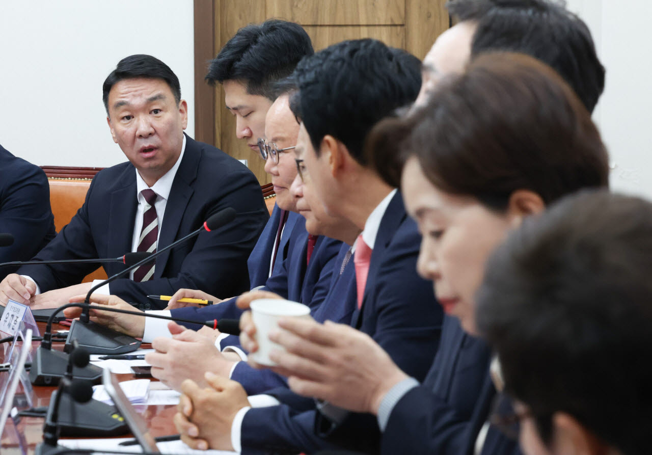 정희용 국민의힘 사무총장이 15일 오전 서울 여의도 국회에서 열린 최고위원회의에서 양향자 최고위원 발언에 항의하고 있다. (사진=뉴시스)