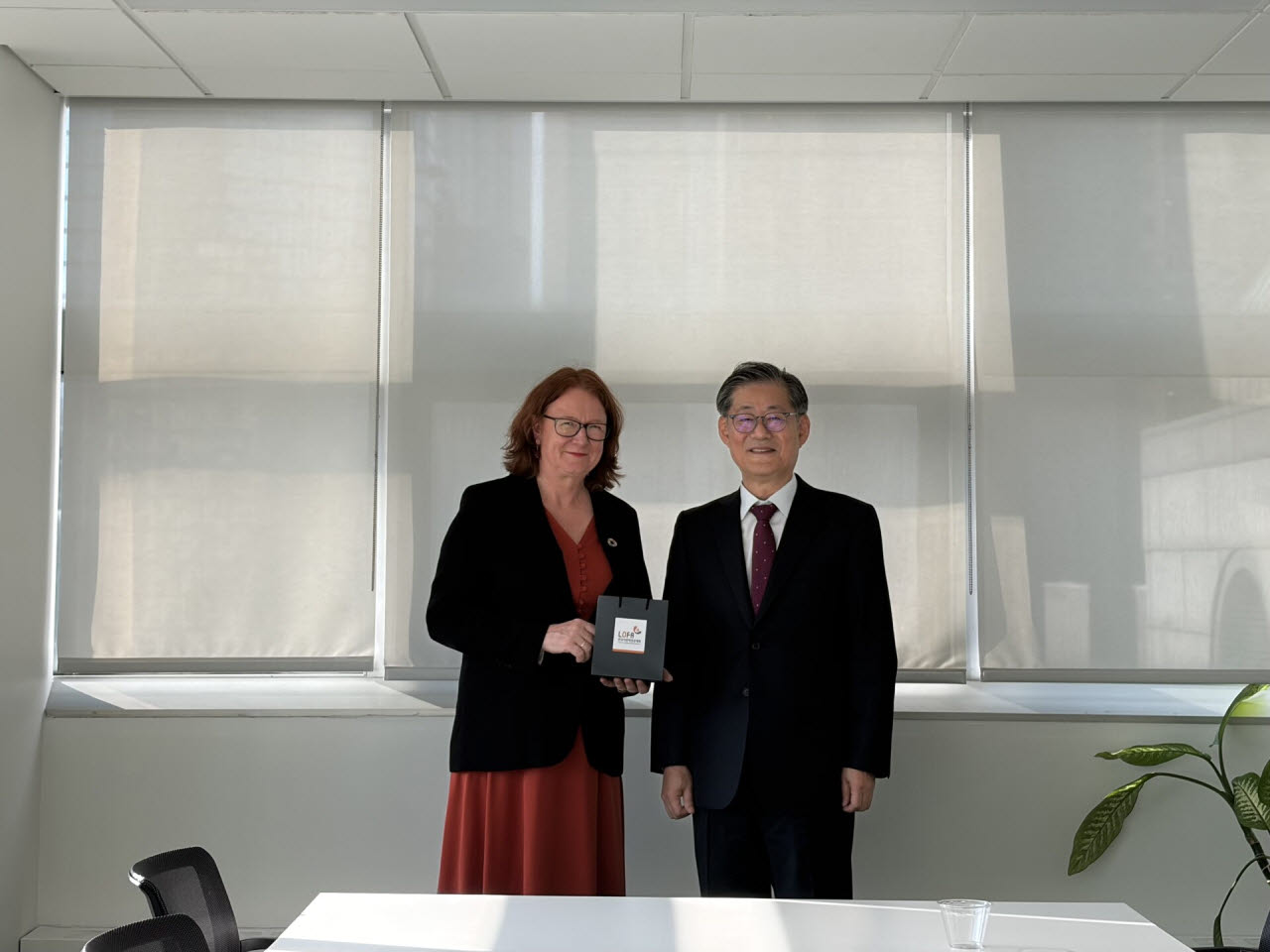 정선용 한국지방재정공제회 이사장(오른쪽)이 15일(현지시간) 미국 뉴욕 UN 본부에서 비에르그 산케르(Bjørg Sandkjær) UN 경제사회국(UN DESA) 사무차장보와 면담 후 기념촬영을 하고 있다.(사진=한국지방재정고제회)