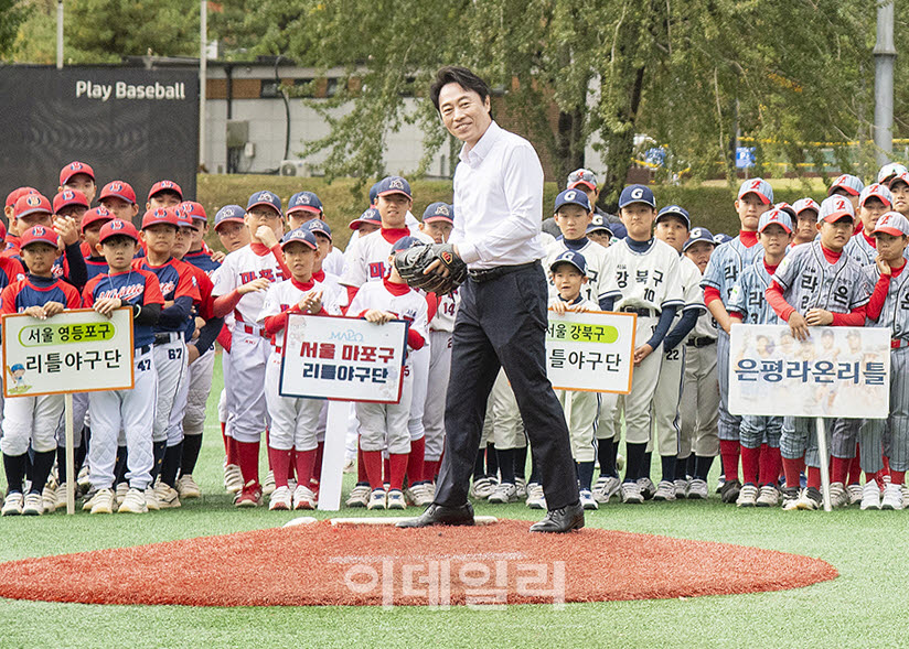 [포토] 리틀야구대회 시구하는 김경대 용산구청장