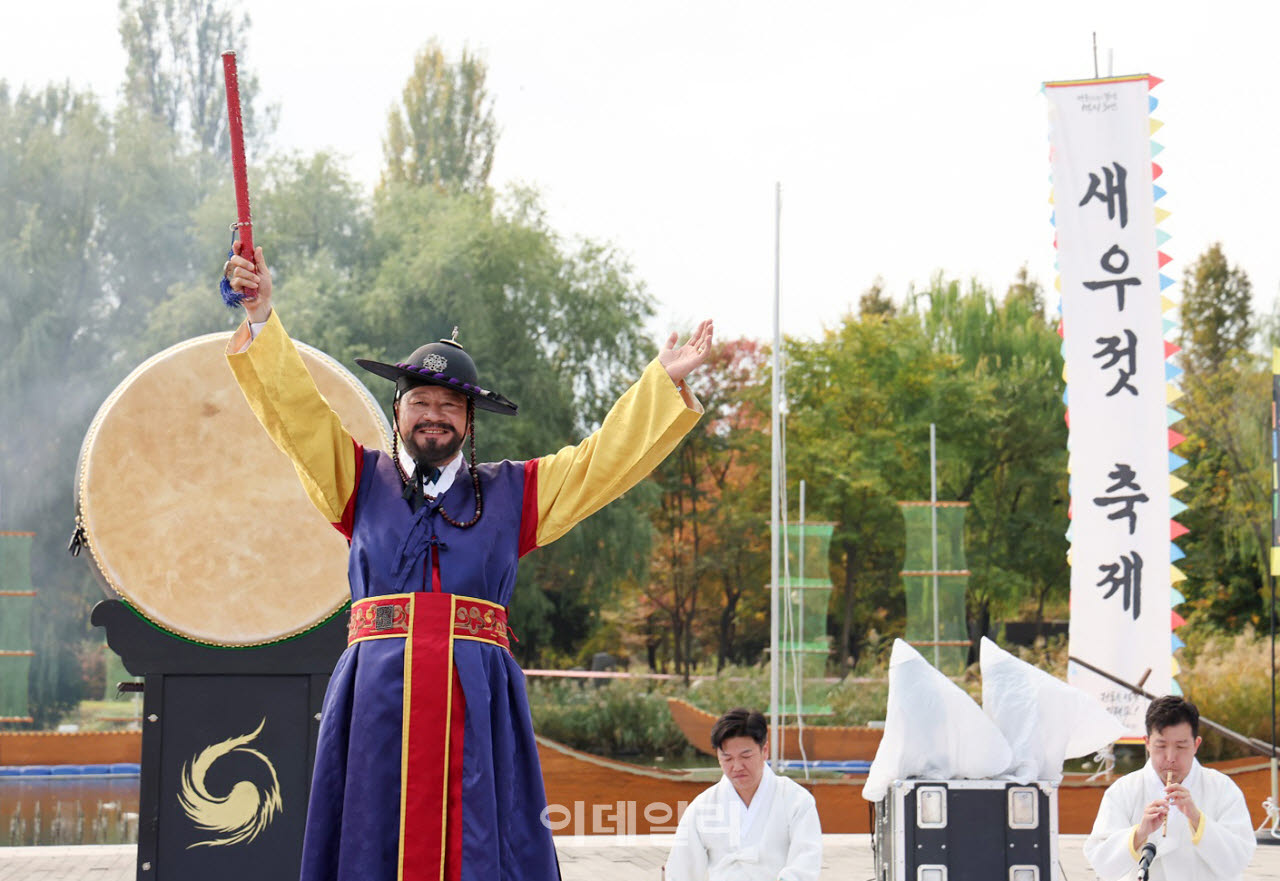 [포토] '마포새우젓축제'알리는 유동균 마포구청장