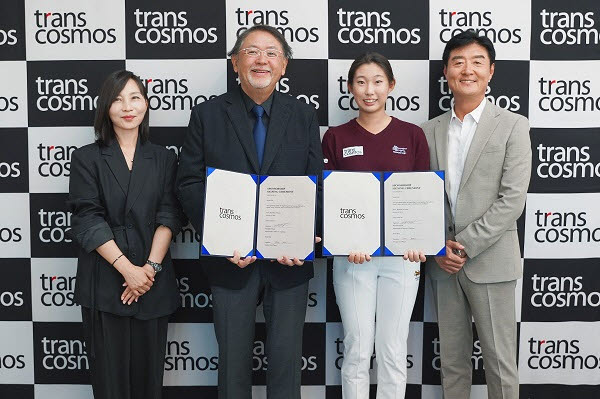 서울 여의도 트랜스코스모스코리아 본사에서 열린 김서아 선수 후원 계약 체결식에서 (왼쪽부터) 이정아 트랜스코스모스코리아 대표이사, 오쿠다 마사타카 트랜스코스모스 주식회사 회장, 김서아 선수, 이성환 세마스포츠마케팅 대표이사가 기념 촬영을 하고 있다.