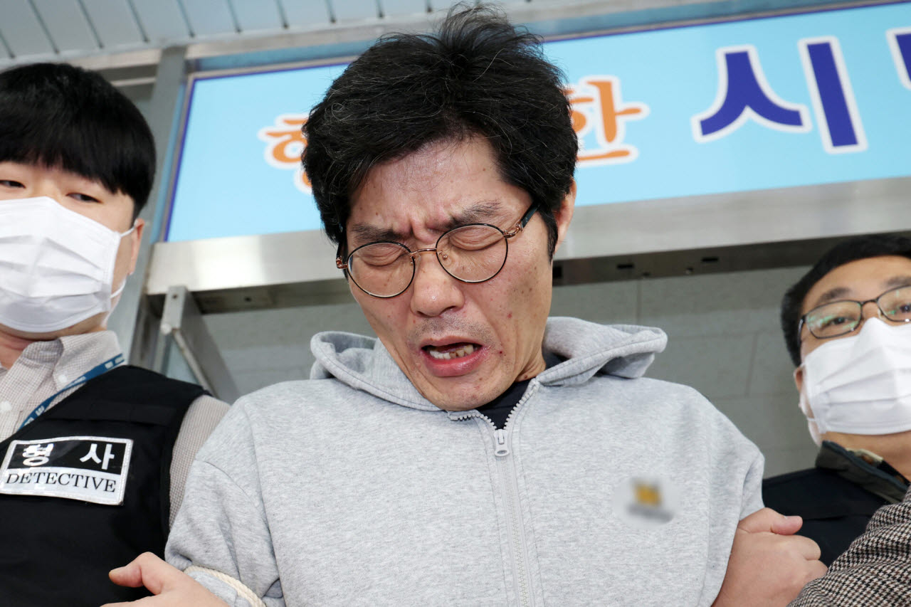 16일 오전 광주 동부경찰서에서 박용수(53)가 광주지방공소청으로 송치되고 있다.(사진=연합뉴스)
