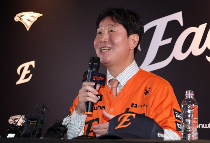 한화이글스 지휘봉을 잡은 류지현 감독이 16일 오후 대전 중구 대전한화생명볼파크에서 열린 취임식에서 소감을 말하면서 미소를 보이고 있다. 사진=연합뉴스