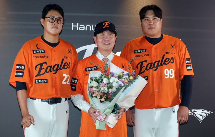한화이글스 류지현 신임 감독이 16일 오후 대전 중구 대전한화생명볼파크에서 열린 취임식에서 류현진·채은성 선수에게 꽃다발을 받고 기념 촬영하고 있다. 사진=연합뉴스
