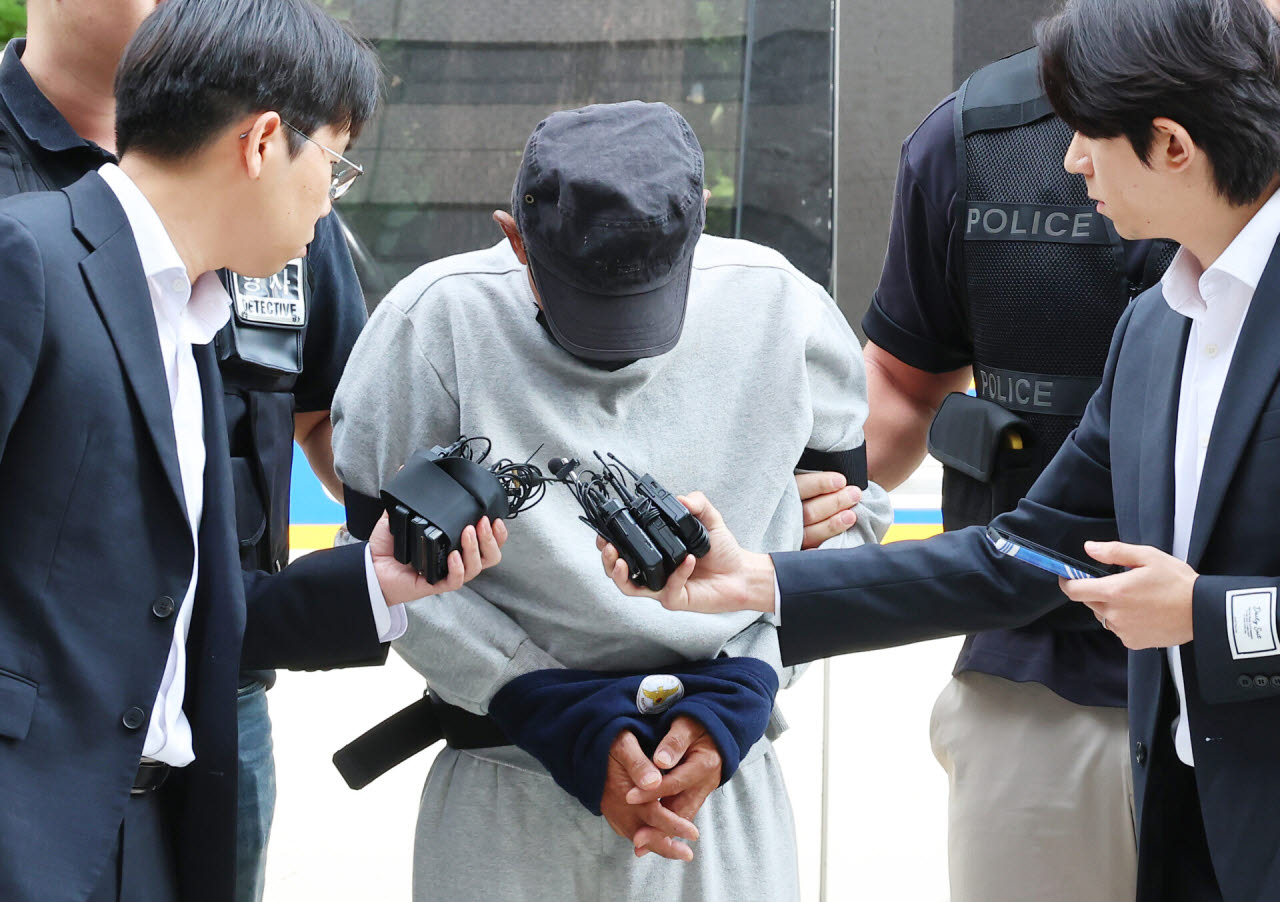 인천 대형 상업시설에서 흉기를 휘둘러 8명을 다치게 한 50대 남성 A씨가 16일 인천 미추홀구 인천지방법원에서 열린 구속 전 피의자심문(영장실질심사)에 출석하고 있다.(사진=연합뉴스)