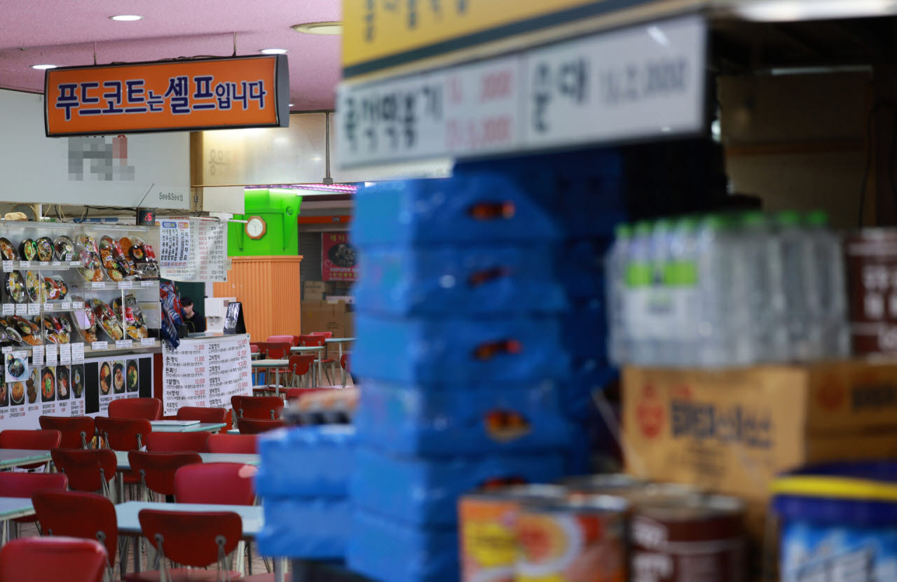 지난 13일 흉기난동 사건이 발생한 인천시 남동구 대형 상업시설에 입점한 2층 식당가의 점포가 이튿날인 14일 영업을 하지 않고 있다.(사진=연합뉴스)
