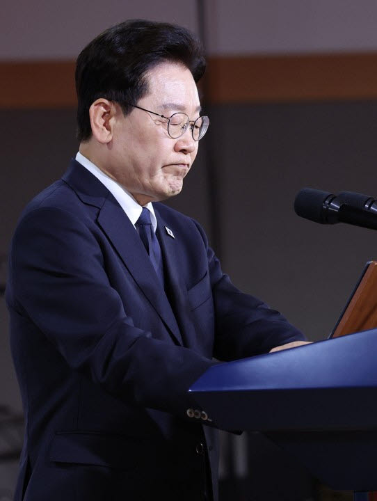 이재명 대통령이 16일 부산시청에서 열린 부마민주항쟁 47주년 기념식에서 기념사를 하던 중 잠시 마음을 추스르고 있다.(사진=연합뉴스)
