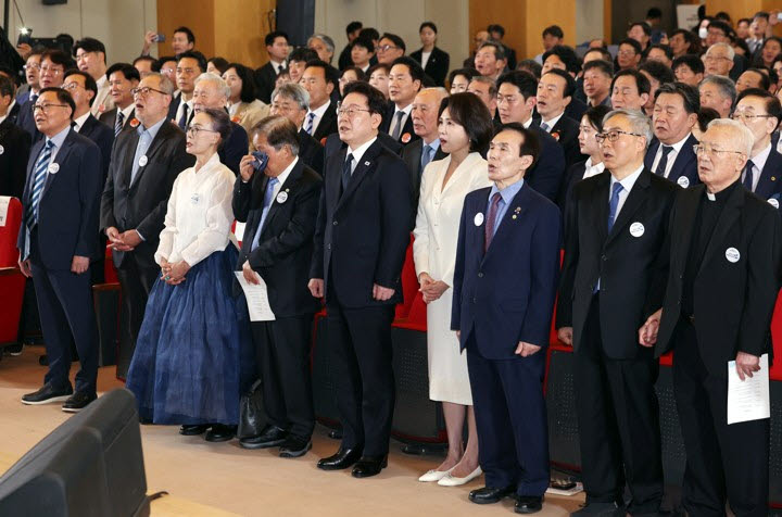이재명 대통령과 김혜경 여사가 16일 부산시청에서 열린 부마민주항쟁 47주년 기념식에서 아침이슬을 부르고 있다.(사진=연합뉴스)
