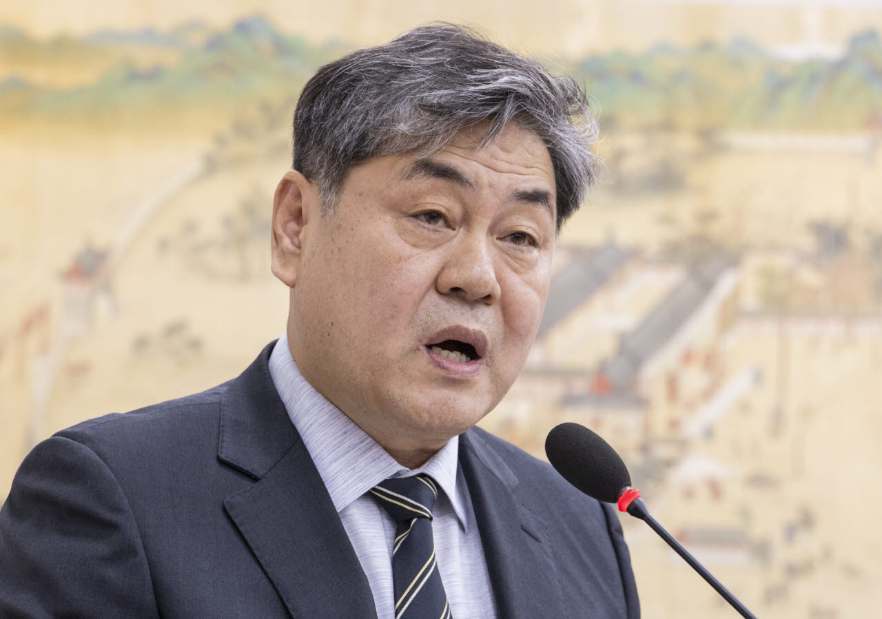 이인재 인천대 총장이 16일 국회에서 열린 교육위원회 국정감사에 출석해 기관 보고를 하고 있다. (사진=연합뉴스)