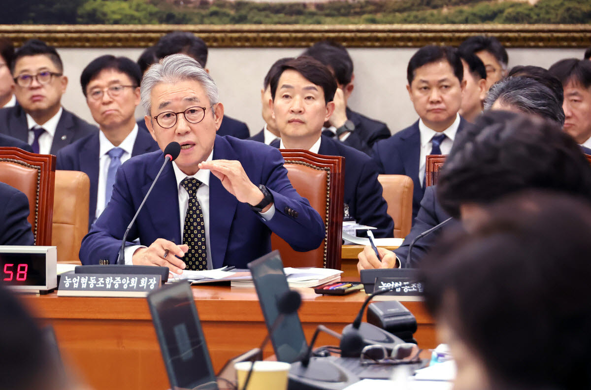 강호동 농업협동조합중앙회장이 16일 국회에서 열린 농림축산식품해양수산위원회 국정감사에서 위원 질문에 답하고 있다. (사진=연합뉴스)