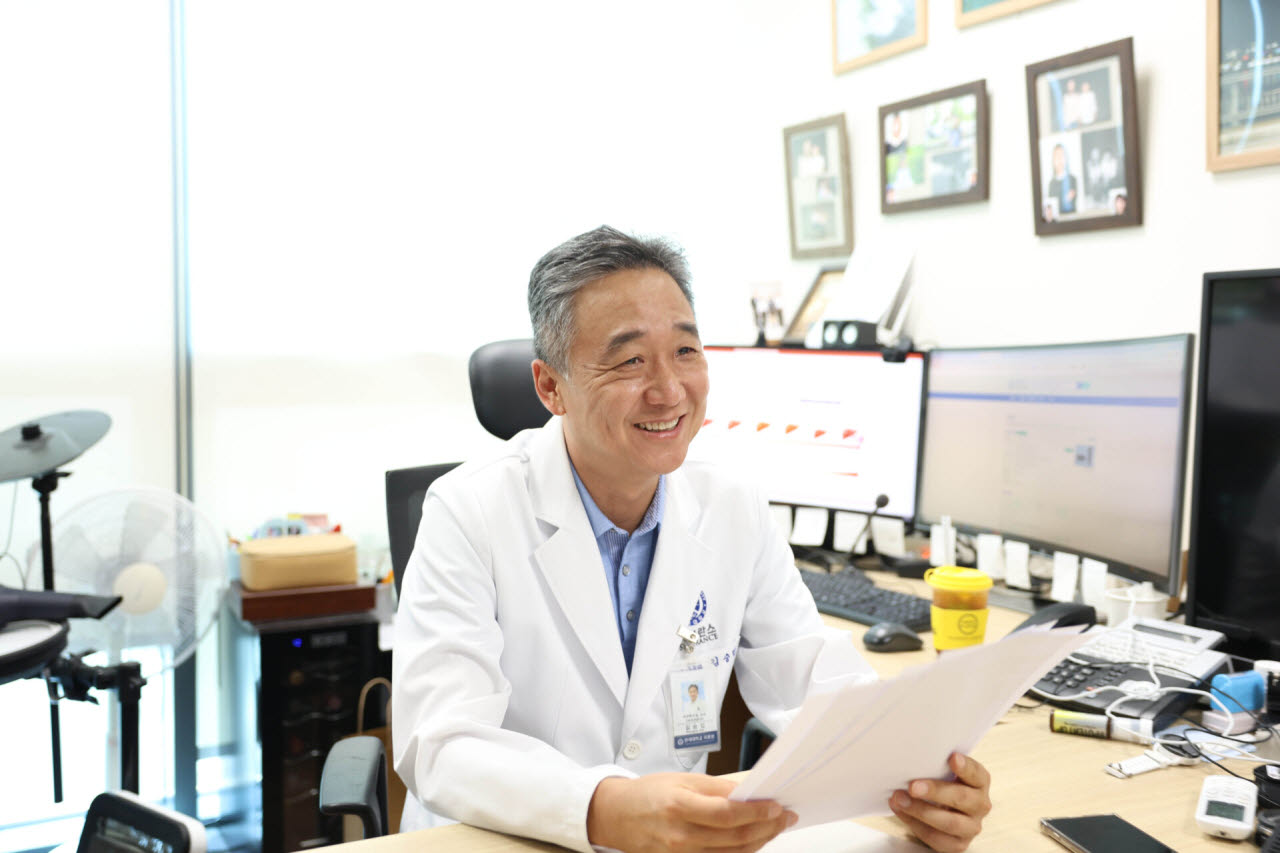 김승업 연세대 의대 세브란스병원 소화기내과 교수가 이데일리의 질문에 답변하고 있다. (사진=셀트리온제약)