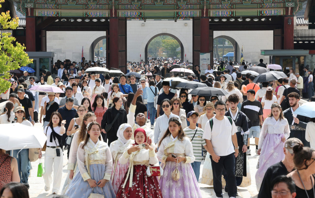 시민과 외국인 관광객으로 북적이는 경복궁(사진=연합뉴스).