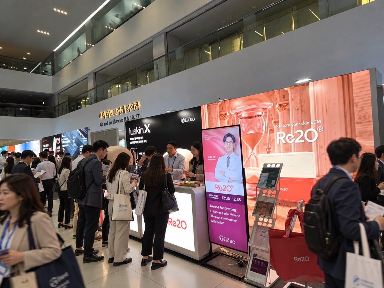 지난 11일 서울성모병원 플렌티컨벤션에서 열린 ‘제33회 대한성형외과의사회 추계학술대회’에서 엘앤씨바이오가 인체 피부 세포외기질(ECM) 기반 제품 ‘리투오(Re2O)’를 소개하고 있다.(사진=엘앤씨바이오)