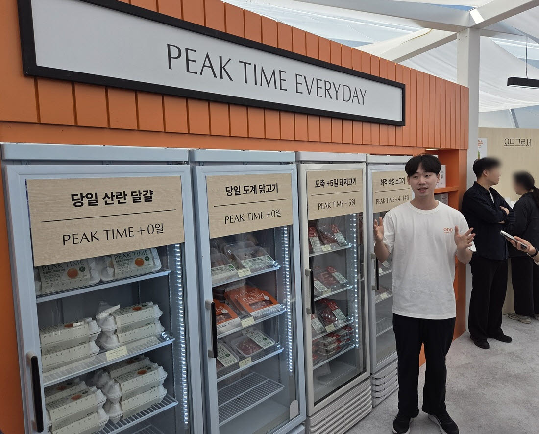 16일 전북 익산 하림 퍼스트키친에서 열린 ‘NS푸드페스타 2026 익산’ 오드그로서 팝업존에서 관계자가 당일 산란 달걀과 당일 도계 닭고기 등 신선식품을 소개하고 있다. (사진=한전진 기자)