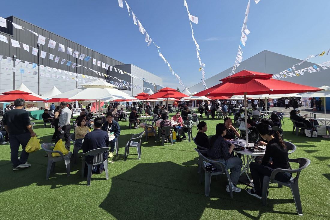 16일 전북 익산 하림 퍼스트키친에서 열린 ‘NS푸드페스타 2026 익산’ 야외 광장에서 관람객들이 음식을 먹으며 축제를 즐기고 있다. (사진=한전진 기자)