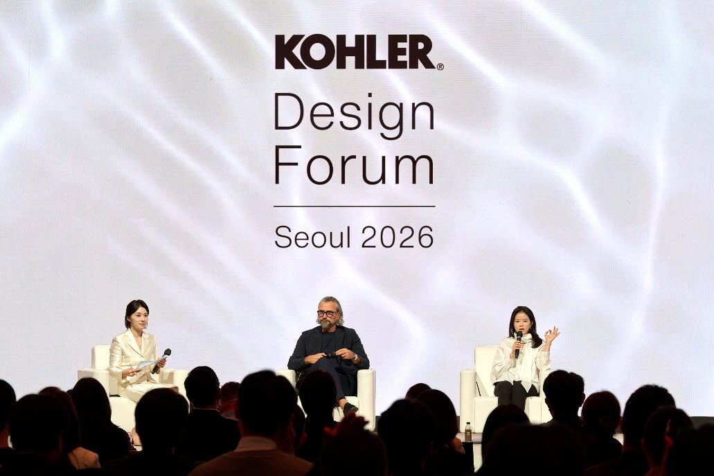 왼쪽부터 사회자, 알렉산드로 문제 수석 디자이너, 강이연 아티스트