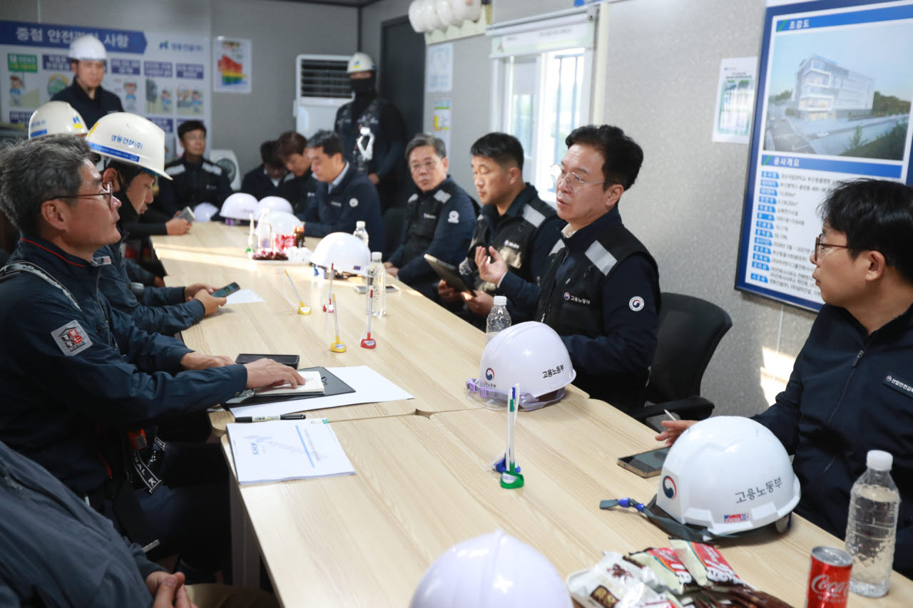 김영훈 노동부 장관은 16일 오후 3시쯤 부산 남구 A대학교 동물병원 신축현장을 찾아 위험요인과 안전조치 이행 여부를 직접 점검했다.(사진=고용노동부)