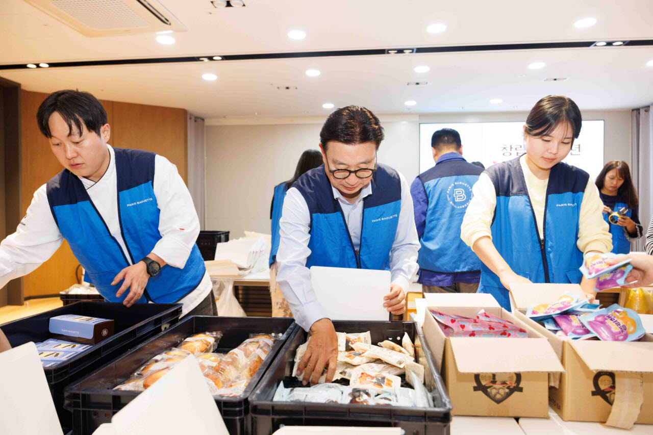 ㈜파리크라상이 창립기념일을 앞두고 임직원 사회공헌 활동 '기부 앤 테이크' 행사를 진행했다고 16일 밝혔다. 강신봉 파리크라상 대표이사(사진 가운데)를 비롯해 임직원 760명이 참여해 기부금을 조성하고, 파리바게뜨 제품 등을 담은 간식 꾸러미 850개를 월드비전에 전달했다.