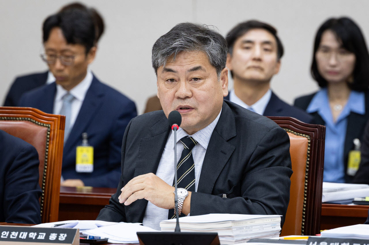 이인재 인천대학교 총장이 16일 서울 여의도 국회에서 열린 교육위원회의 서울대학교 등에 대한 국정감사에 출석해 의원 질의에 답하고 있다. (사진=뉴스1)