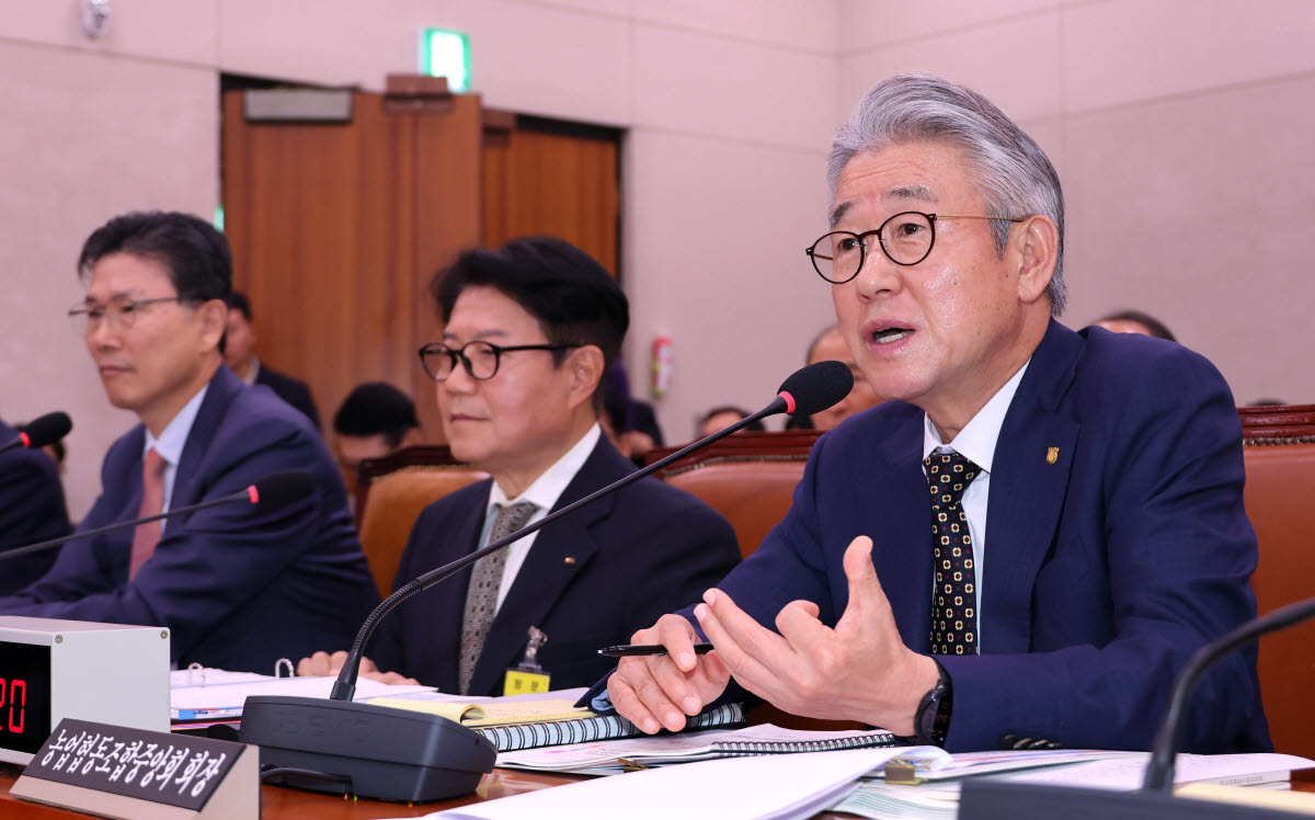 강호동(오른쪽 첫 번째) 농업협동조합중앙회장이 16일 국회에서 열린 농림축산식품해양수산위원회 국정감사에서 위원 질문에 답하고 있다. (사진=연합뉴스)