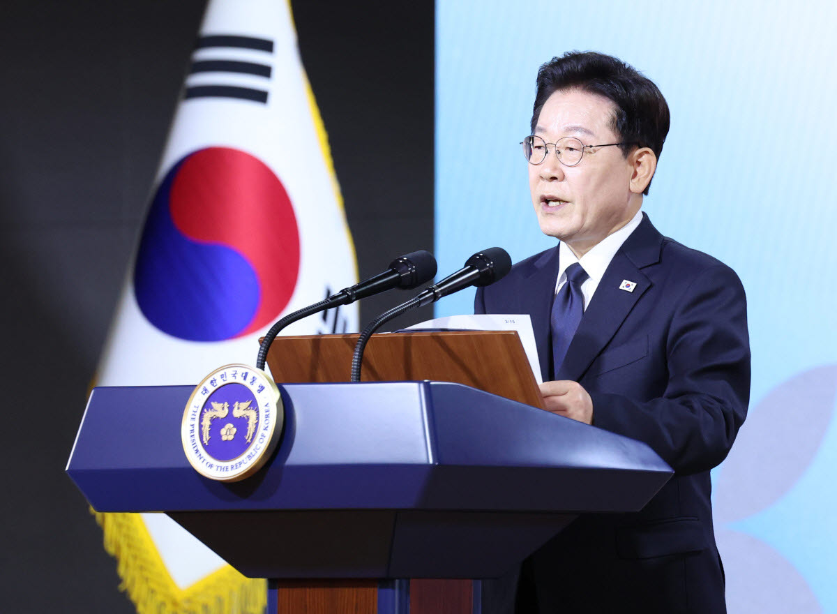 이재명 대통령이 16일 부산시청에서 열린 부마민주항쟁 47주년 기념식에서 기념사를 하고 있다. (사진=청와대통신사진기자단)