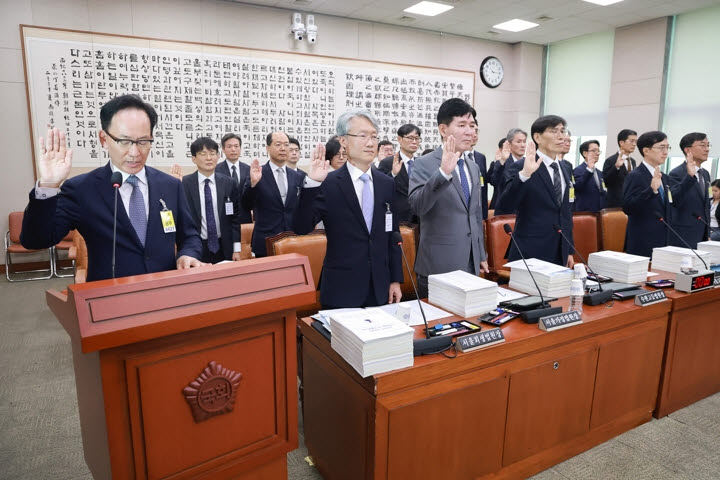 김대웅 서울고등법원장 등 각급 법원장이 16일 국회 법제사법위원회에서 열린 서울고등법원, 서울중앙지방법원 등에 대한 국정감사에서 선서하고 있다. (사진=연합뉴스)