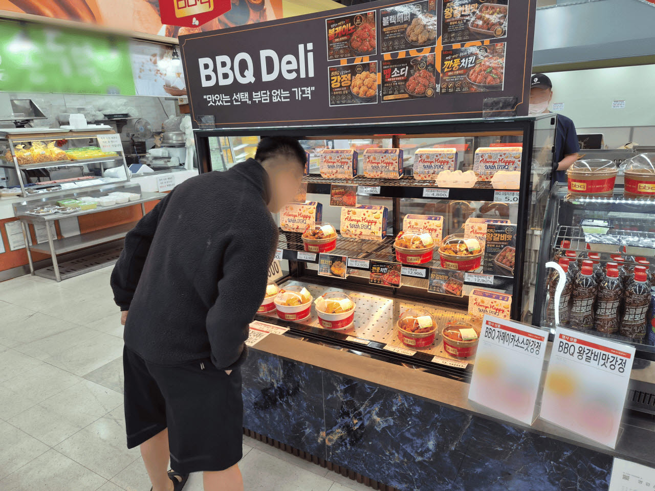 BBQ가 농협하나로마트 경기성남점과 고양점 등 2곳에 BBQ 매장을 출점했다.